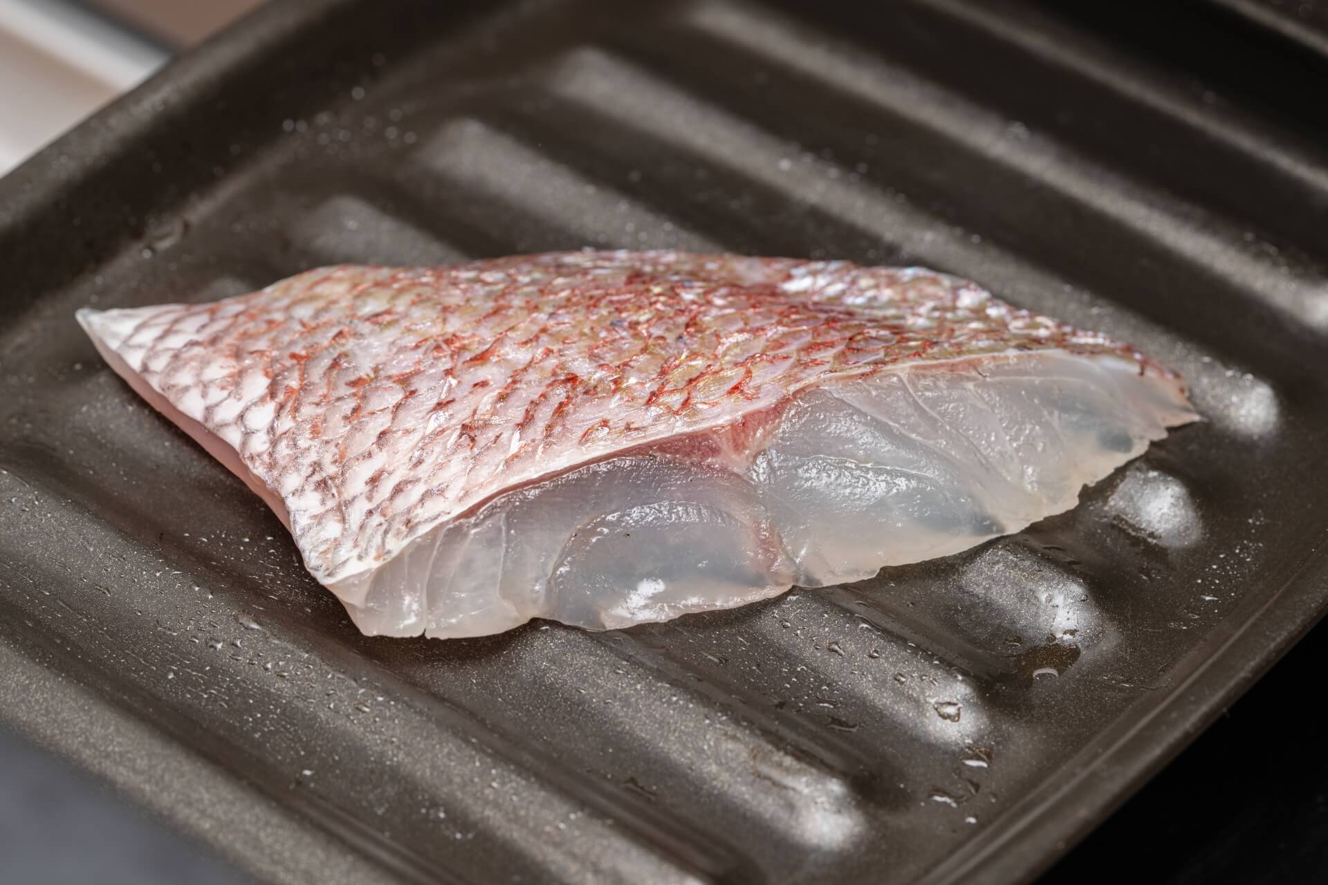 グリルで焼く前の鯛の切り身